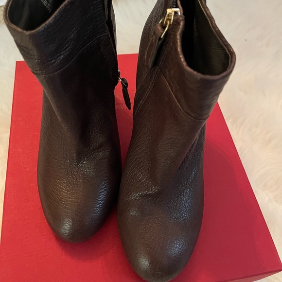 TORY BURCH brown pebbled leather booties - Picture 5 of 8